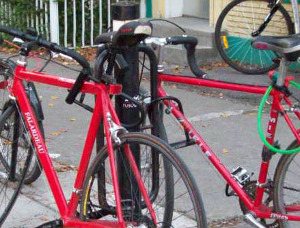 Bicycles correctly locked in Montreal - StephaneLapointe.com