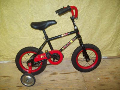 Boy's bike with 12in wheels and training wheels